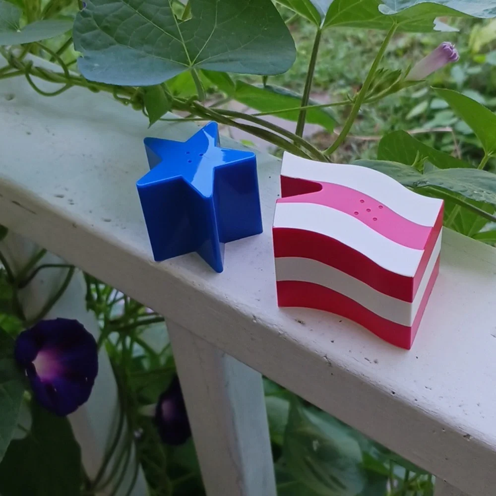 VINTAGE IN BOX Star & American Flag Salt & Pepper 3D Shaker Set